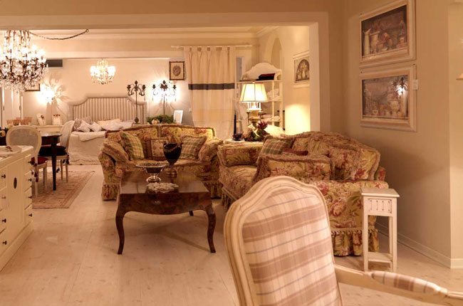 Arredamento classico: Ampia Arredamento classico: Ampia